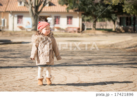 ニット帽をかぶった女の子 17421896