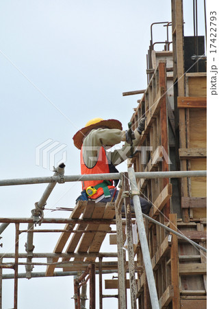 worker fabricating beam formwork 17422793