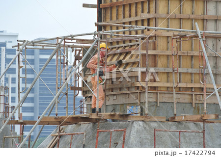 worker fabricating beam formwork 17422794