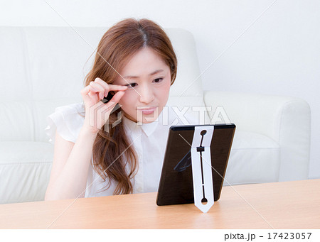 家で鏡を使ってお手入れする女性　 17423057