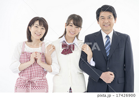 高校生の娘と両親の写真素材