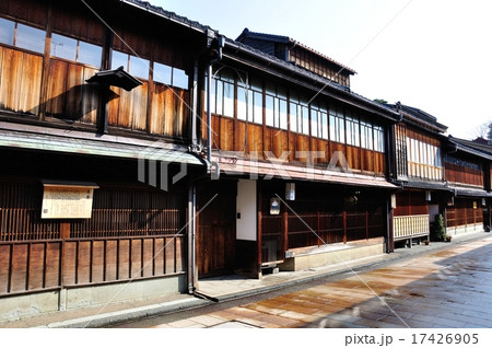 金沢市　東山ひがし茶屋街朝の「志摩」「山屋」 17426905