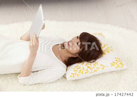 タブレット・若い女性 17427442