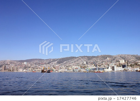 南米チリの世界遺産バルパライソのカラフルな街並みを海上から港越しに望むの写真素材