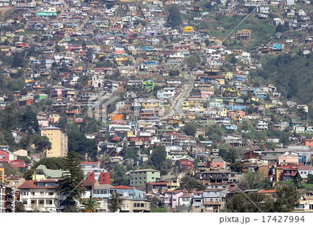 南米チリの世界遺産バルパライソ 港町の丘にカラフルな家が建ち並ぶの街並みの写真素材