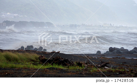 台風 波しぶき 高波 台風 波しぶき 高波 17428516