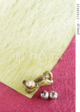 申年の年賀用猿の置物と和紙の写真 申年の年賀用猿の置物と和紙の写真 17429414