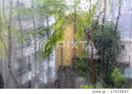 雨の窓越しのベランダ 17429847