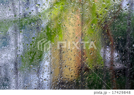 雨の窓越しのベランダ 雨の窓越しのベランダ 17429848