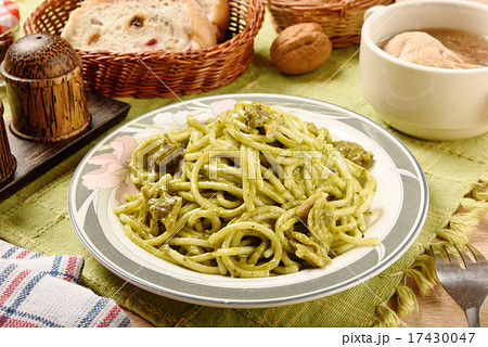 Spaghetti with clams and pesto Spaghetti with clams and pesto 17430047