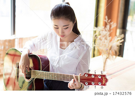professional female guitarist 17432576