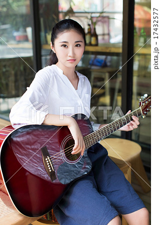 professional female guitarist 17432577