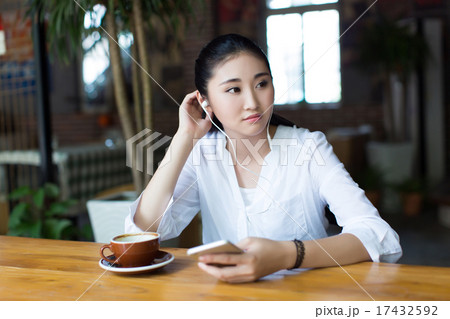 girl drinking coffee 17432592