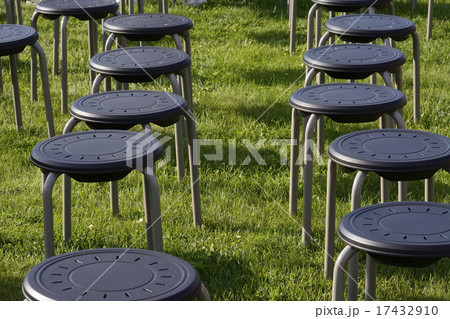 屋外イベントの丸イス 17432910