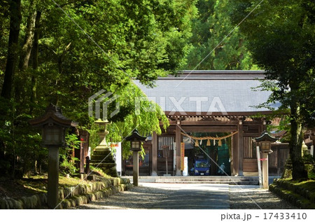 光差す神秘的な神社 17433410