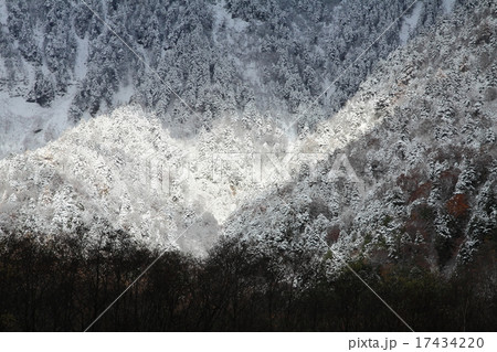 雪の舞う晩秋の上高地の山 雪の舞う晩秋の上高地の山 17434220