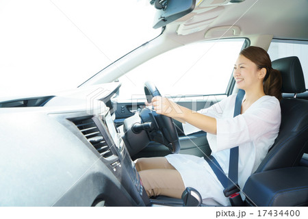 運転 女性の写真素材