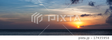 Setting sun over ocean horizon panorama 17435958