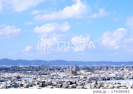 長岡市中心部雪晴れ 17436092