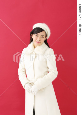 若い女性・赤背景 若い女性・赤背景 17438004
