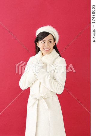 若い女性・赤背景 若い女性・赤背景 17438005