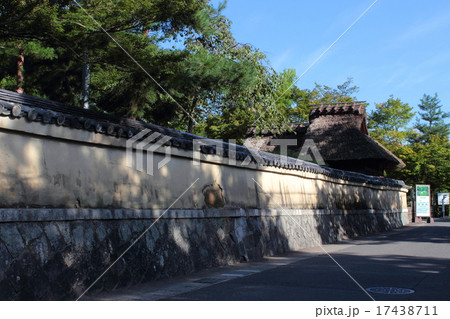 京都　天龍寺塔頭　宝厳院の土塀と山門 17438711