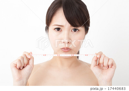 ダイエットに悩む若い女性イメージ ダイエットに悩む若い女性イメージ 17440683