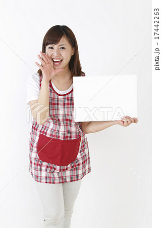 メッセージボードを持って呼ぶ女性 メッセージボードを持って呼ぶ女性 17442263