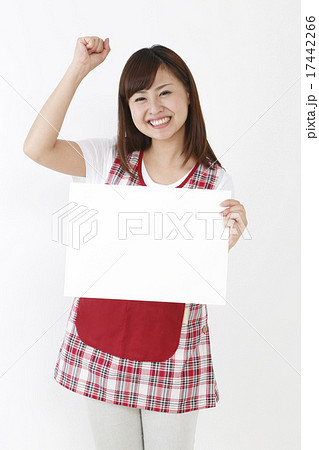 ホワイトボードを持って応援する女性 17442266