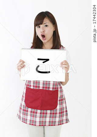 スケッチブックの文字を読む女性 スケッチブックの文字を読む女性 17442304
