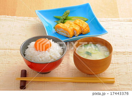 卵かけ御飯と卵焼きと味噌汁 17443376