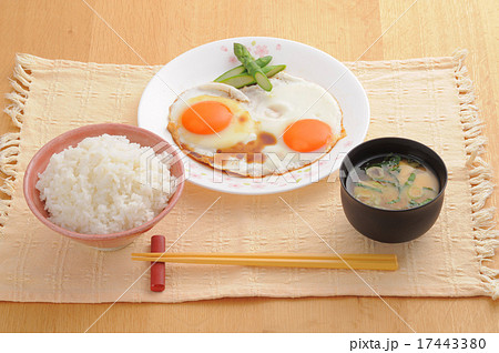 ご飯と目玉焼きと味噌汁の写真素材