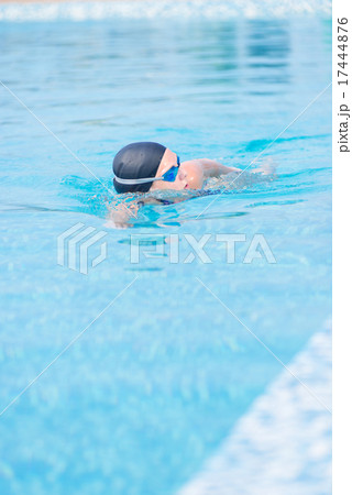 Woman in goggles swimming front crawl style 17444876