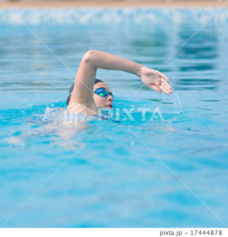 Woman in goggles swimming front crawl style 17444878
