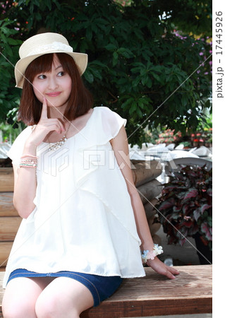 麦わら帽子とミディアムヘアの女性の写真素材