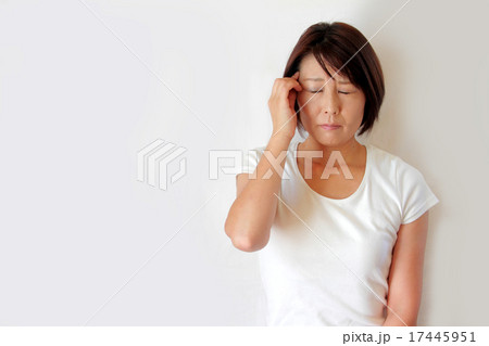 シンプル　考える中年女性。 17445951