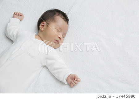 眠っている赤ちゃん 眠っている赤ちゃん 17445990