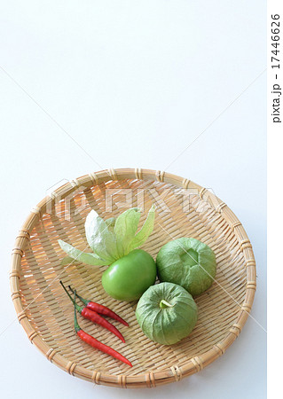 トマティーヨと唐辛子でメキシカン料理 トマティーヨと唐辛子でメキシカン料理 17446626