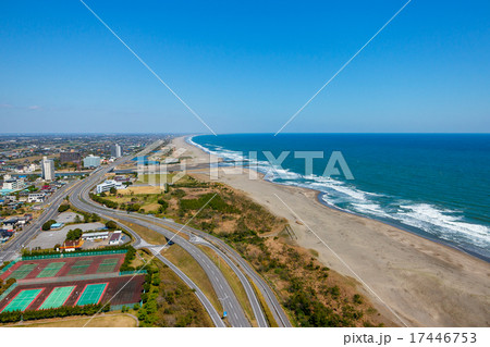 きれいな海岸とその周辺を空撮 17446753