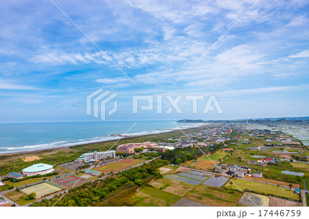きれいな海とホテルと水田を空撮 17446759