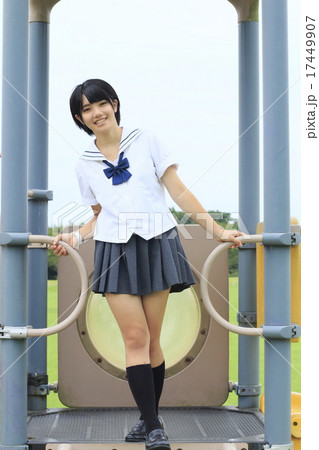公園でポーズをとる女子高生 公園でポーズをとる女子高生 17449907