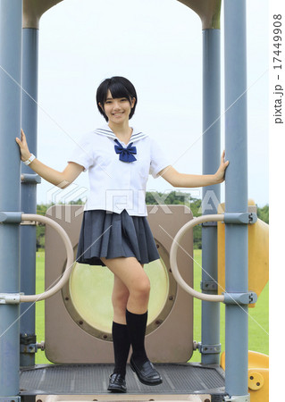 公園でポーズをとる女子高生 公園でポーズをとる女子高生 17449908