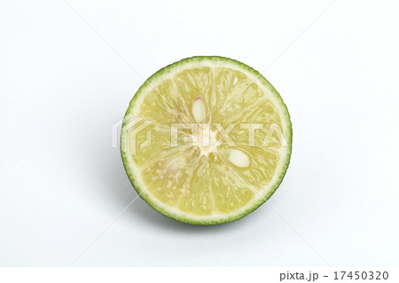 半分に切ったスダチ 17450320