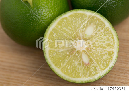 半分に切ったスダチ 17450321