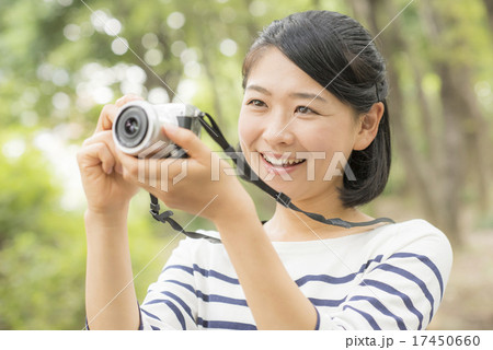 ミラーレスカメラで写真を撮る女性 17450660