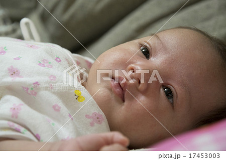 新生児 スェーデン人のハーフの写真素材