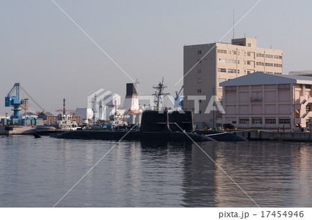 朝日を浴びる横須賀の潜水艦 朝日を浴びる横須賀の潜水艦 17454946