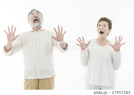 驚くシニア夫婦 驚くシニア夫婦 17457265