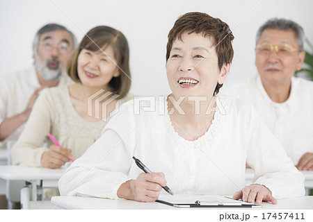セミナーを受けるシニア 17457411