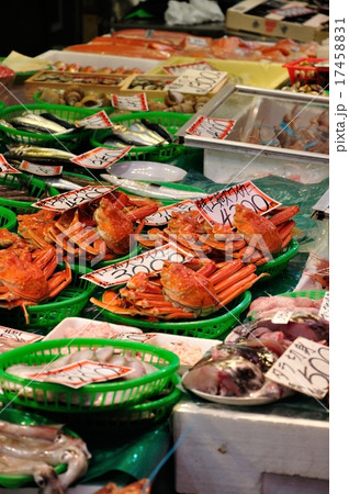市場　魚屋店先のズワイガニ 17458831